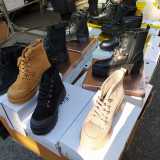 ...e scarpe in pelle e camoscio